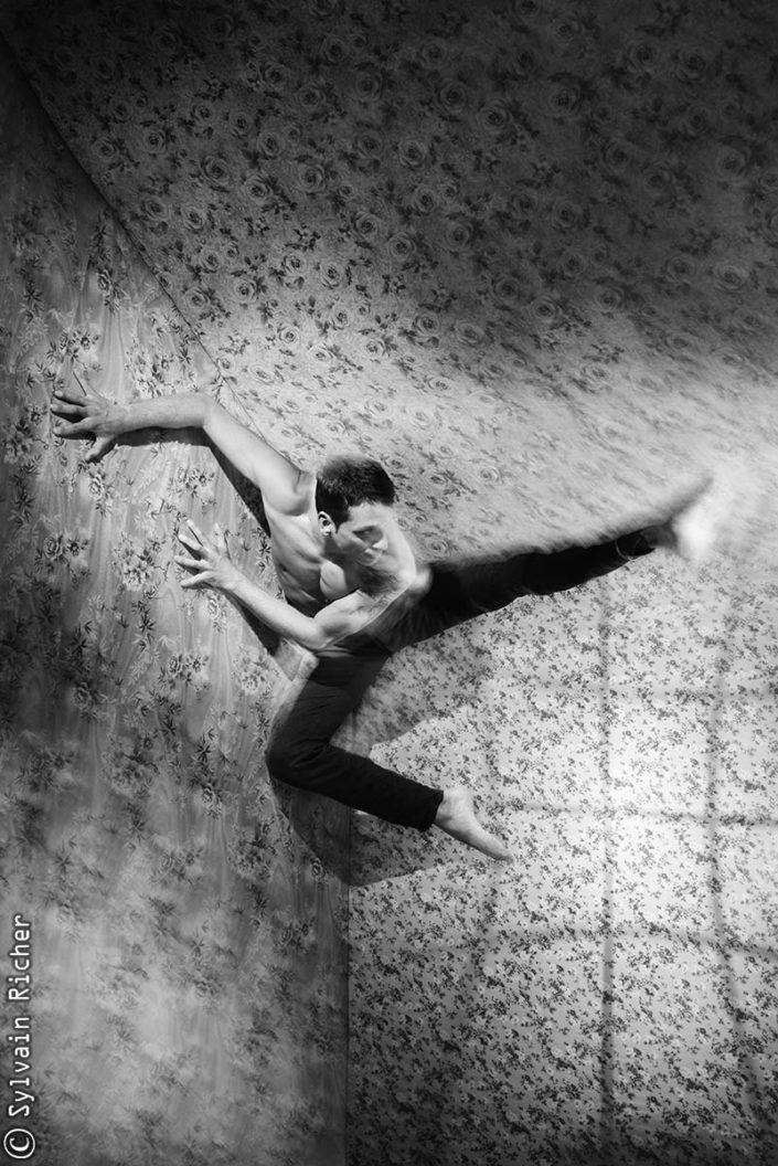 Adonis Kosmadakis, danseur, photographié par Sylvain Richer. Scénographie réalisée par Sylvain Richer.