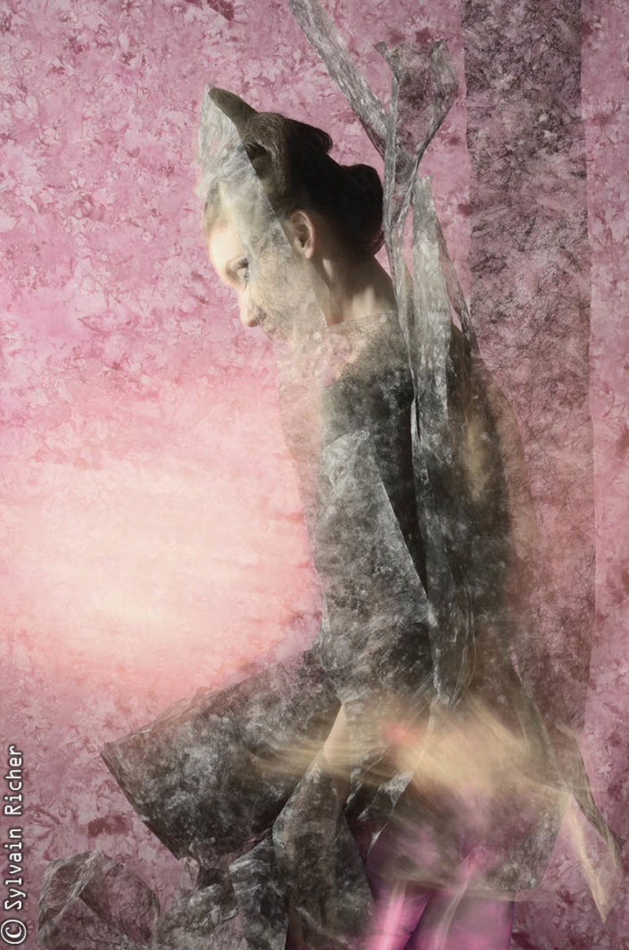 Jessica Fouché photographiée par Sylvain Richer. Coiffure, maquillage et scénographie réalisées par Sylvain Richer.