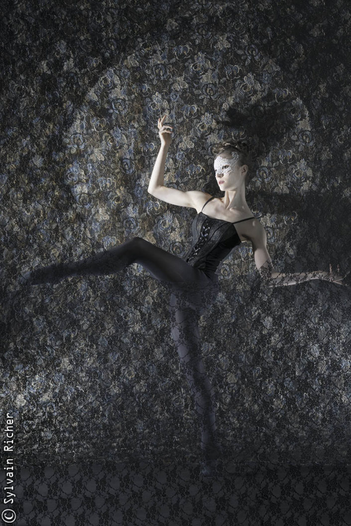 Lydie Vareilhes, danseuse, photographiée par Sylvain Richer. Coiffure, maquillage et scénographie réalisées par Sylvain Richer.