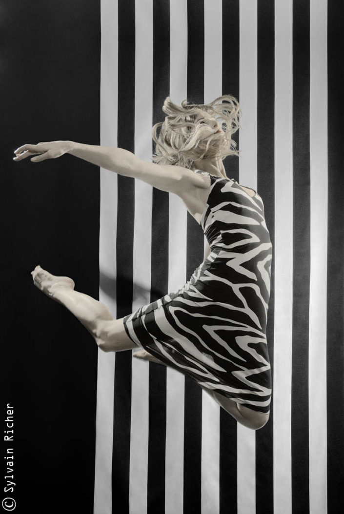Marine, danseuse, photographiée par Sylvain Richer. Scénographie par Sylvain Richer.