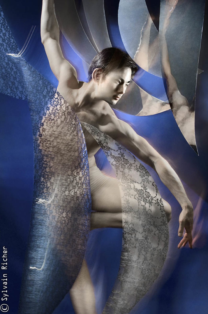 Takeru Coste, danseur, photographié par Sylvain Richer. Scénographie par Sylvain Richer.