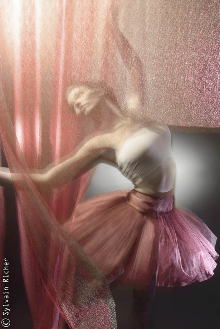 Maxence Deramond, danseuse, photographiée par Sylvain Richer. Scénographie réalisée par Sylvain Richer.