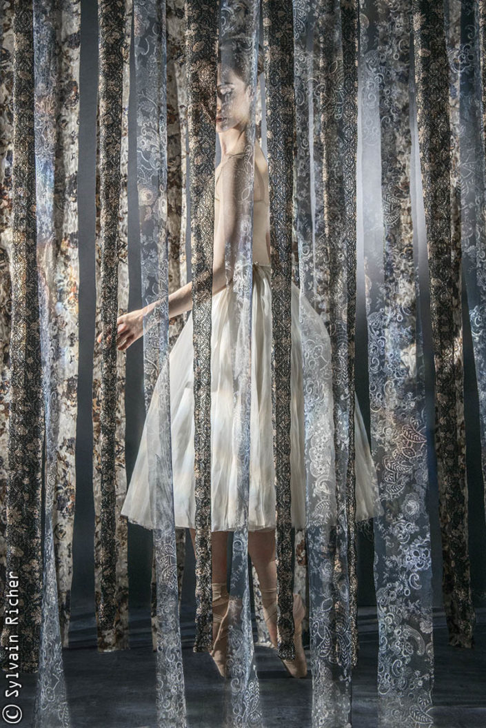Lydie Vareilhes, danseuse, photographiée par Sylvain Richer. Scénographie réalisée par Sylvain Richer.